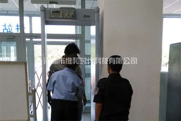 新疆烏魯木齊鐵路局8家火車站采用維和時(shí)代供應(yīng)HI-PE進(jìn)口安檢門[圖文]