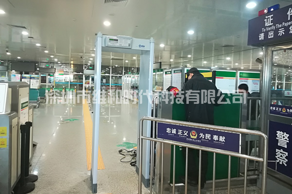 維和時(shí)代安檢門廠家為深圳機(jī)場(chǎng)汽車站供應(yīng)金屬探測(cè)安檢門[圖]