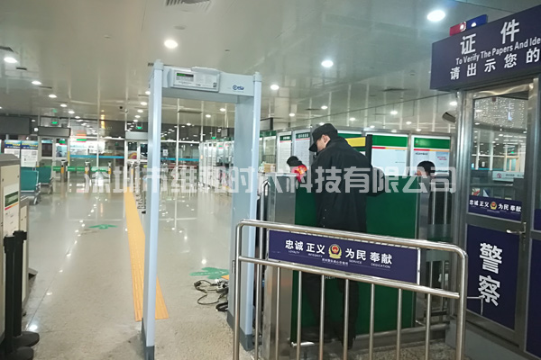 維和時(shí)代安檢門廠家為深圳機(jī)場(chǎng)汽車站供應(yīng)金屬探測(cè)安檢門[圖]