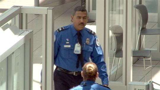 從美國機(jī)場(chǎng)Metor6s安檢門檢測(cè)人員偷竊IPAD看安檢員素養(yǎng)[圖]