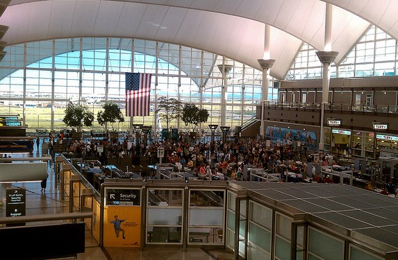美國機場安檢大廳圖