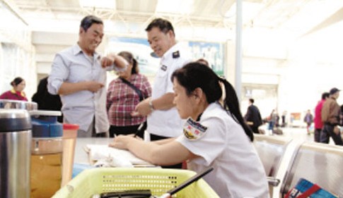 昆明火車站X關(guān)機(jī)5分鐘安檢掃描發(fā)現(xiàn)2把刀具[圖]
