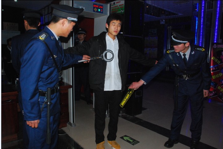 河南上蔡警方嚴查轄區公共娛樂場所安檢門制度落實情況[圖]