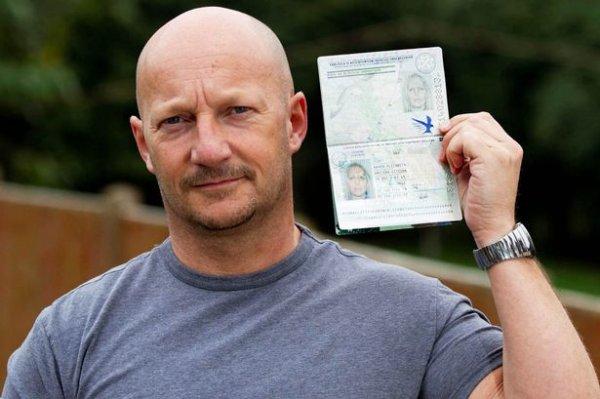 英國光頭男子拿錯(cuò)護(hù)照順利通過機(jī)場(chǎng)安檢門通道登機(jī)[圖]