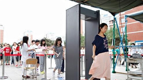 湖北高考考場(chǎng)40.27萬(wàn)人即將進(jìn)入安檢門探測(cè)安檢模式