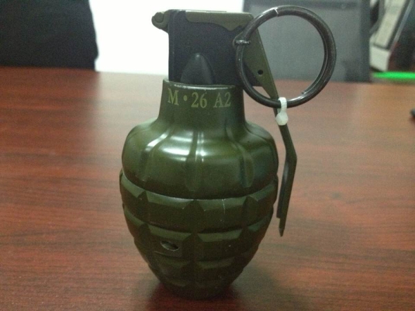 機(jī)場安檢機(jī)檢測標(biāo)準(zhǔn)高   新疆博樂發(fā)現(xiàn)手雷式打火機(jī)[圖]