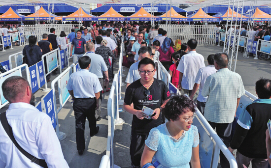 新疆國際會展中心市民排隊進場