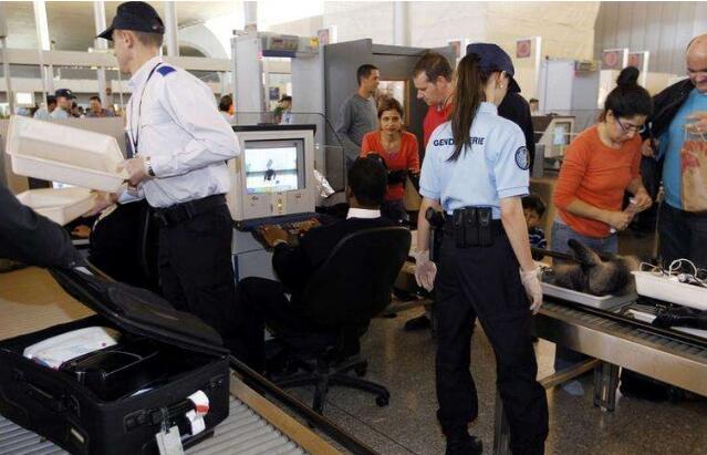 烏機場分公司安檢總站設立高端安檢門提升安檢水平