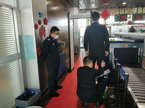 富蘊機場安檢站開展崗位練兵活動 測溫安檢門起大作用.jpg