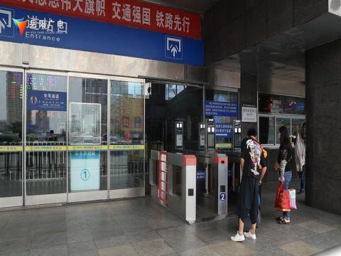 測(cè)溫安檢門(mén)發(fā)揮威力 岳陽(yáng)對(duì)這6趟北上火車實(shí)施二次安檢