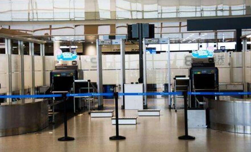 大慶機(jī)場(chǎng)安檢門(mén)通道探測(cè)查獲配刀助安全[圖]